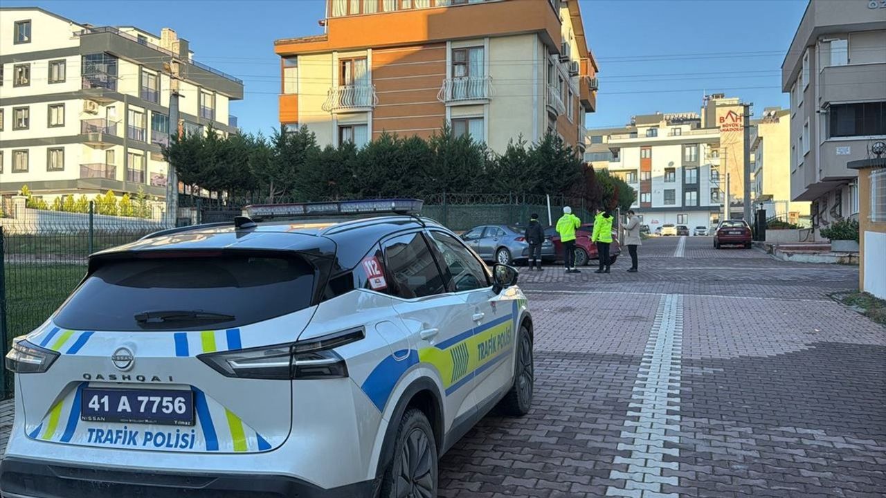 Kocaeli'de Trafik Kazası: 3 Yaralı
