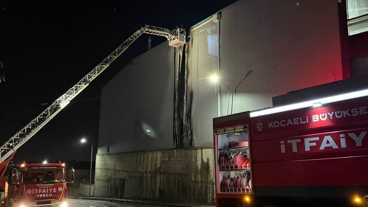 Kocaeli'deki Geri Dönüşüm Fabrikasında Yangın Kontrol Altına Alındı