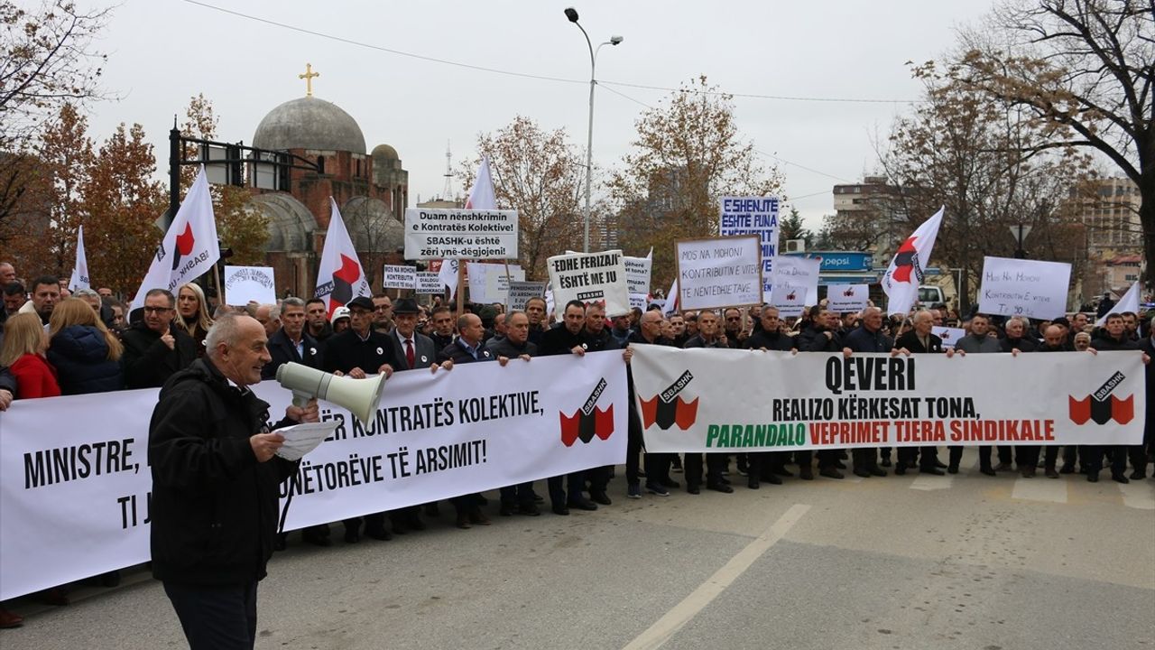 Kosova'da Öğretmenlerden Maaş Artışı İçin Yürüyüş