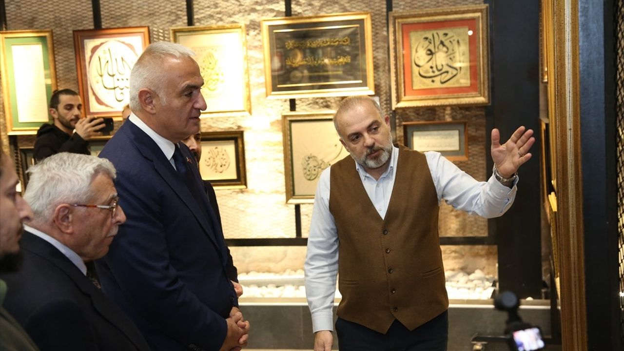 Kültür ve Turizm Bakanı Ersoy, Konya'da Hat Sergisini Ziyaret Etti