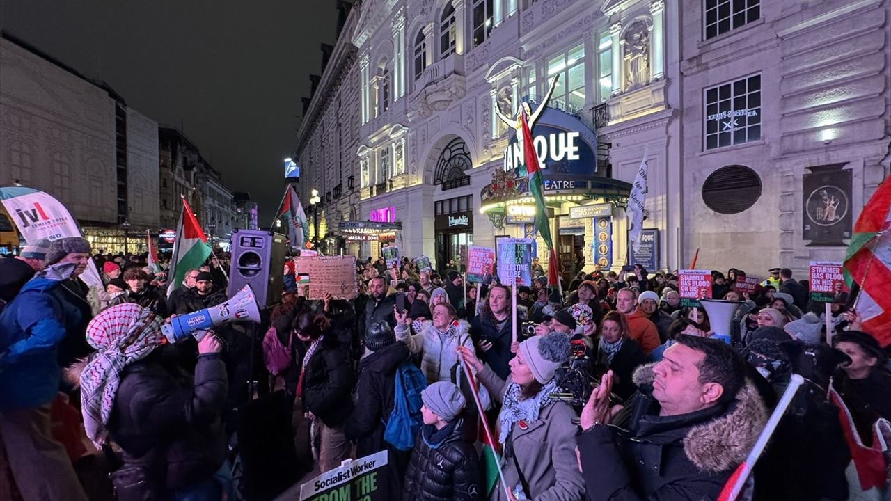 Londra'da Gazze'deki Sağlık Altyapısına Protesto