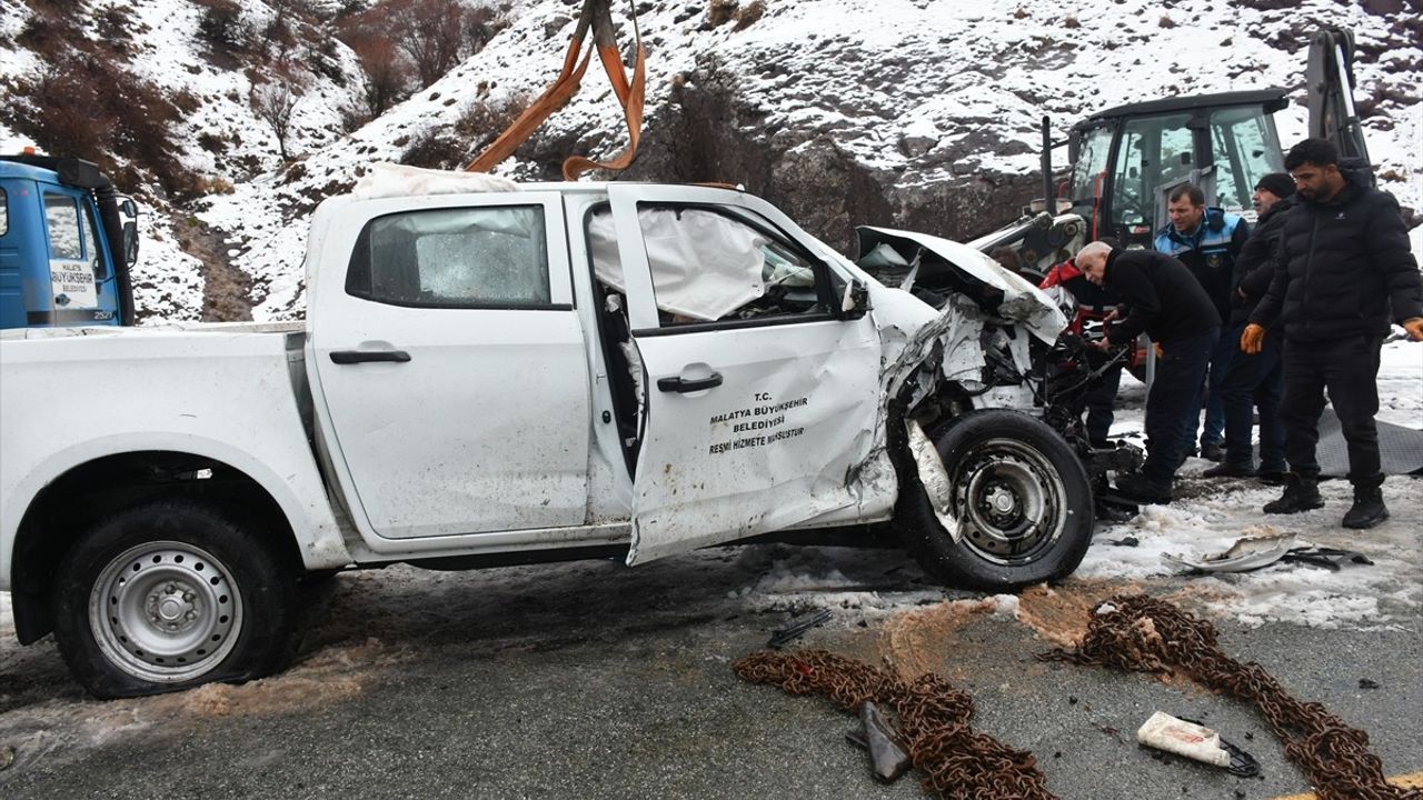 Malatya'da Ambulans-Kamyonet Kazası: 7 Yaralı