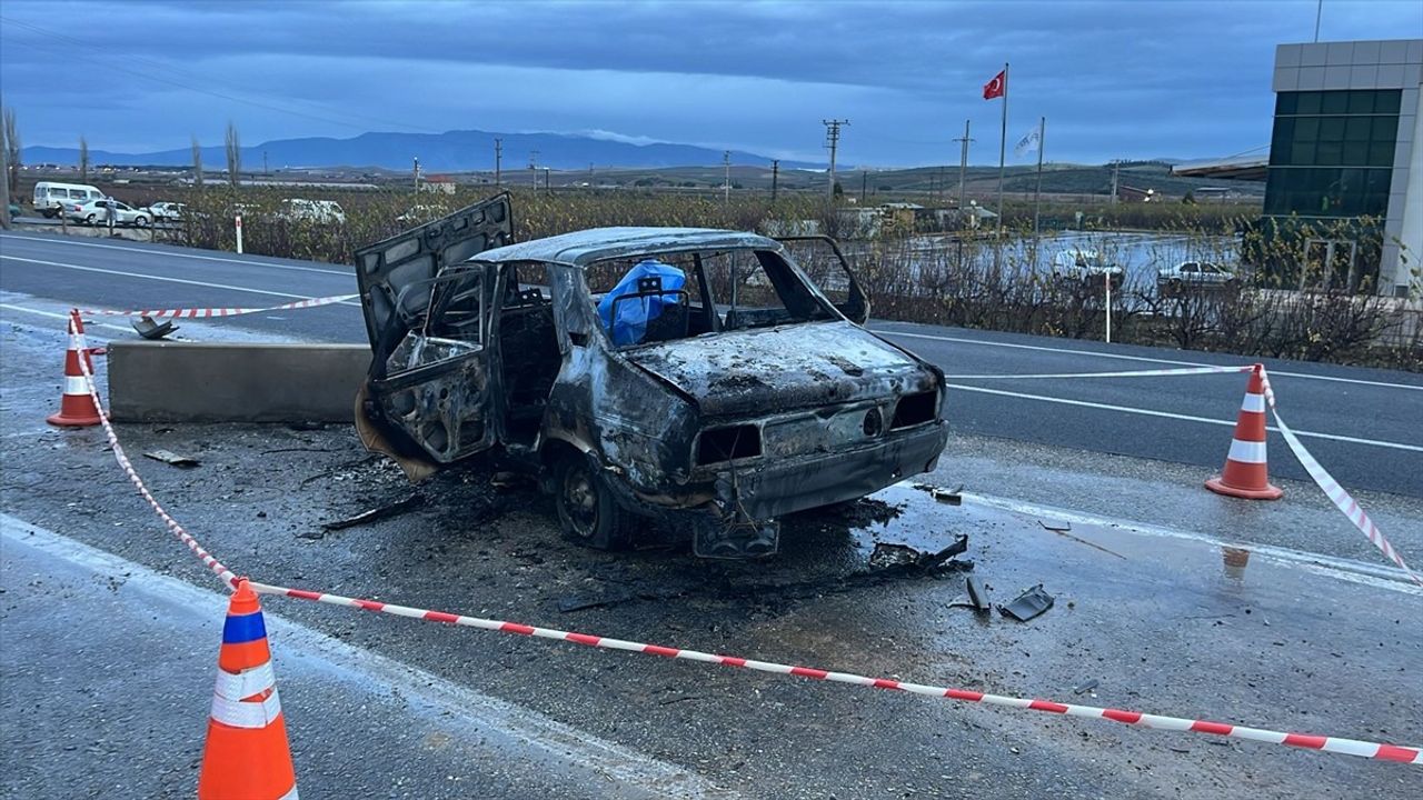 Manisa'da Feci Kaza: Araç Bariyere Çarptı ve Yandı