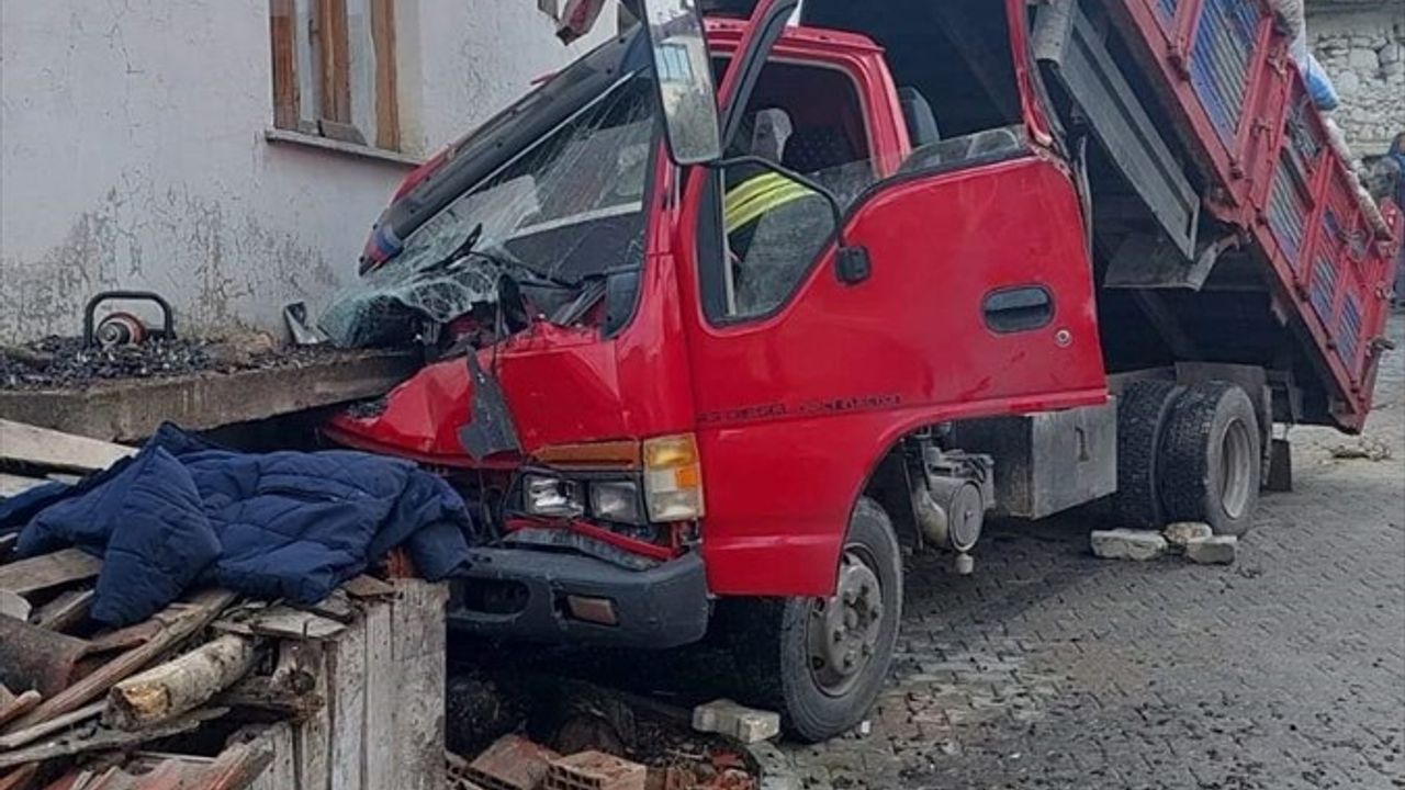 Manisa Gördes'te Kamyonet Kazası: 1 Ölü, 2 Yaralı