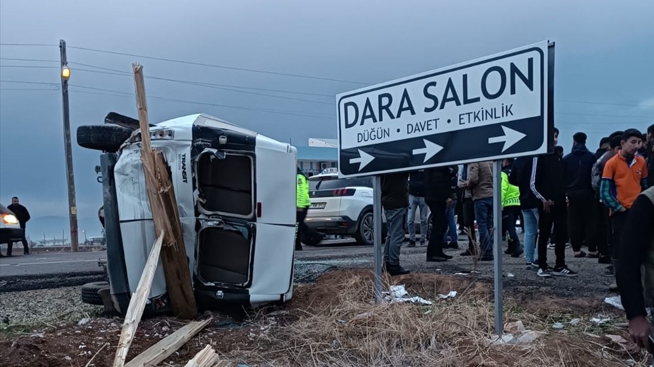 Mardin'de Öğrenci Servisi ile Cip Çarpıştı: 11 Yaralı