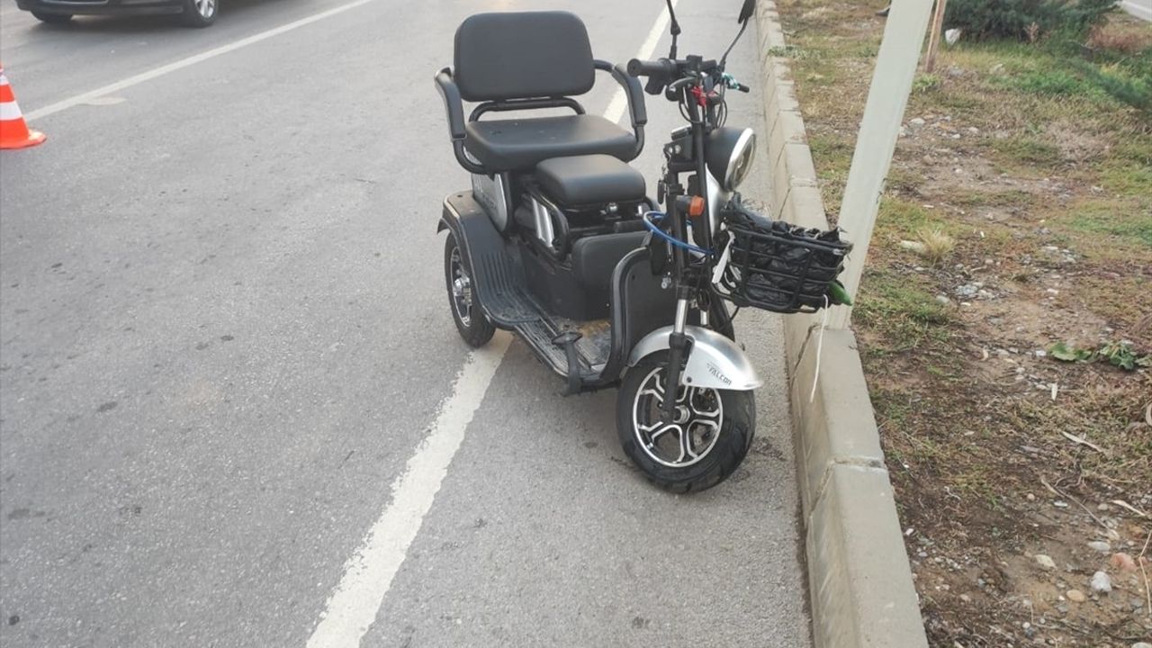Mersin'de Elektrikli Bisikletten Düşen Sürücü Hastaneye Kaldırıldı