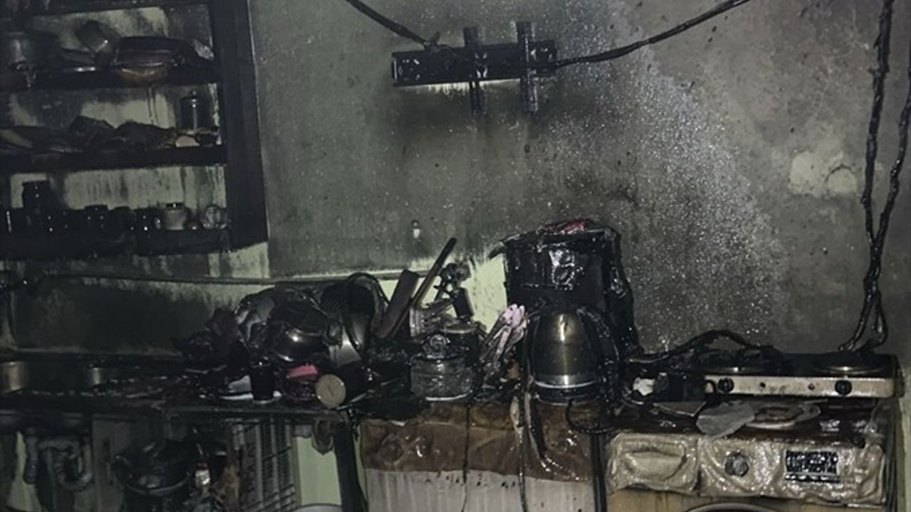 Mersin Tarsus'ta Narenciye Fabrikasında Yangın Söndürüldü