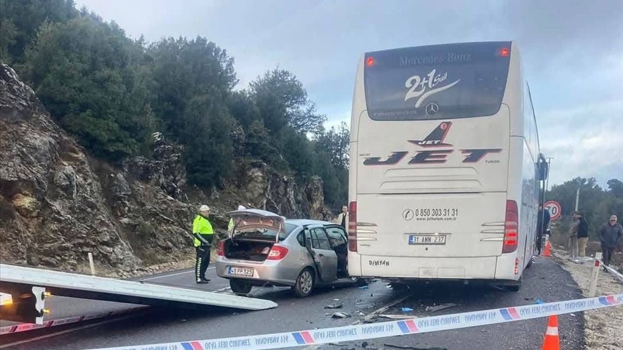 Muğla'da Feci Kaza: Yolcu Otobüsü ile Çarpışan Otomobildeki Çift Hayatını Kaybetti