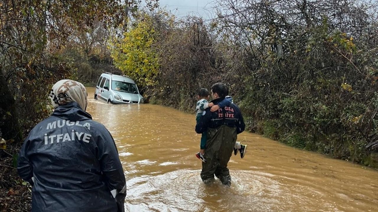 Muğla'da Sağanak Yağış Sonrası Araçta Mahsur Kalanlar Kurtarıldı