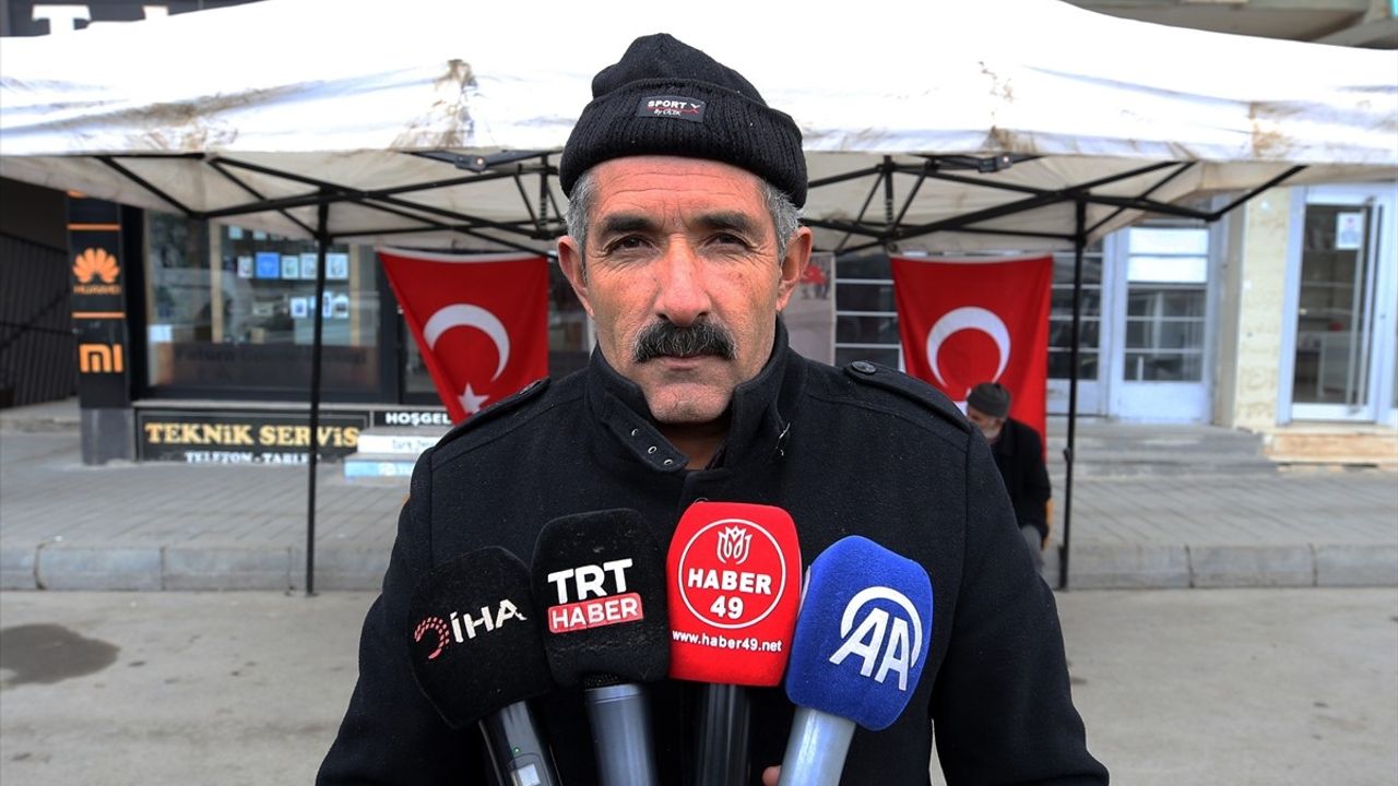 Muş'ta Aileler Çocukları İçin Evlat Nöbeti Tutuyor