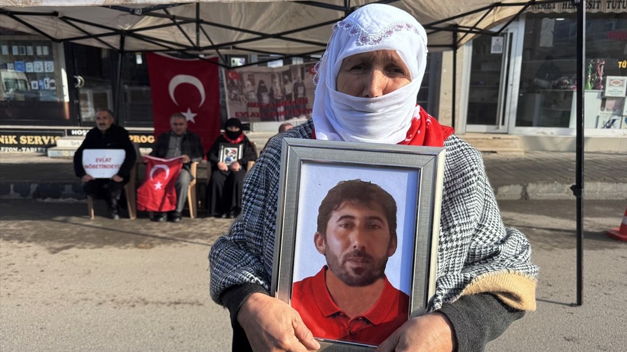 Muş'ta Aileler Evlat Nöbetine Devam Ediyor