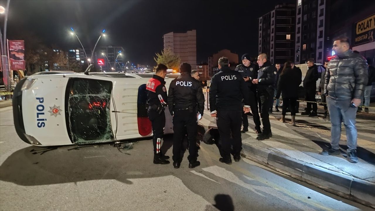 Niğde'de Polis Ekip Otosu ile Otomobil Çarpıştı