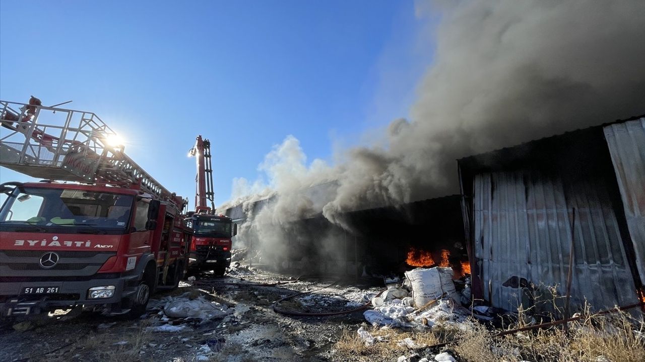 Niğde'deki Plastik Çerçeve Fabrikasında Yangın Çıktı