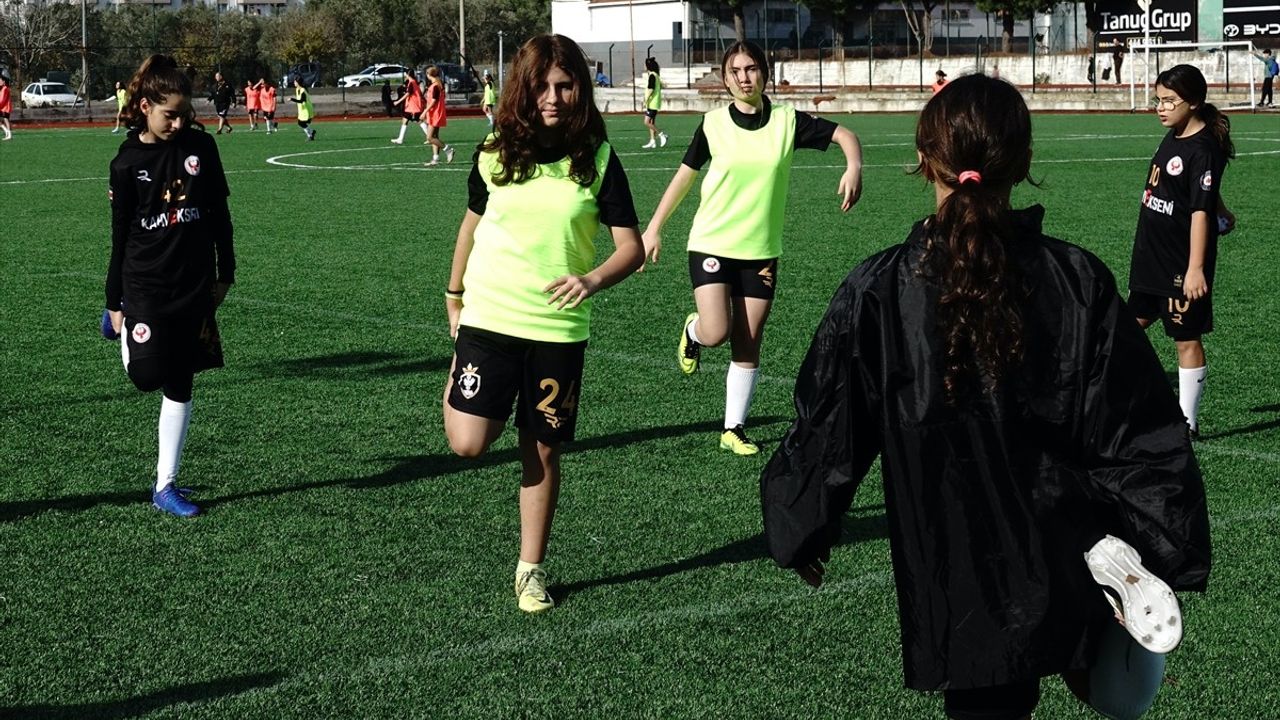 Öğretmen Baba Kızı İçin Futbol Kulübü Kurdu