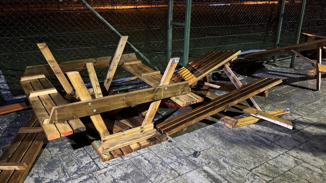 Rize'de Fırtına Nedeniyle Bina Tahliye Edildi