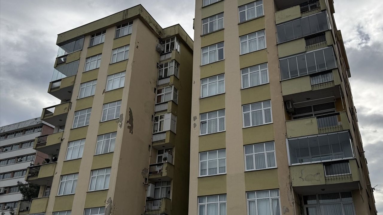 Rize'de Tahliye Edilen Apartmanın Sakinleri Eşyalarını Aldı