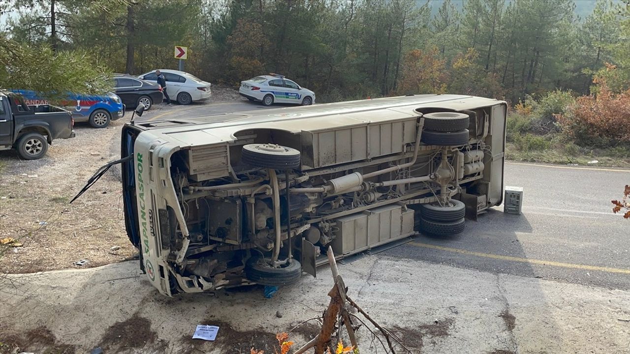 Sakarya'da Midibüs Devrildi, 10 Yaralı