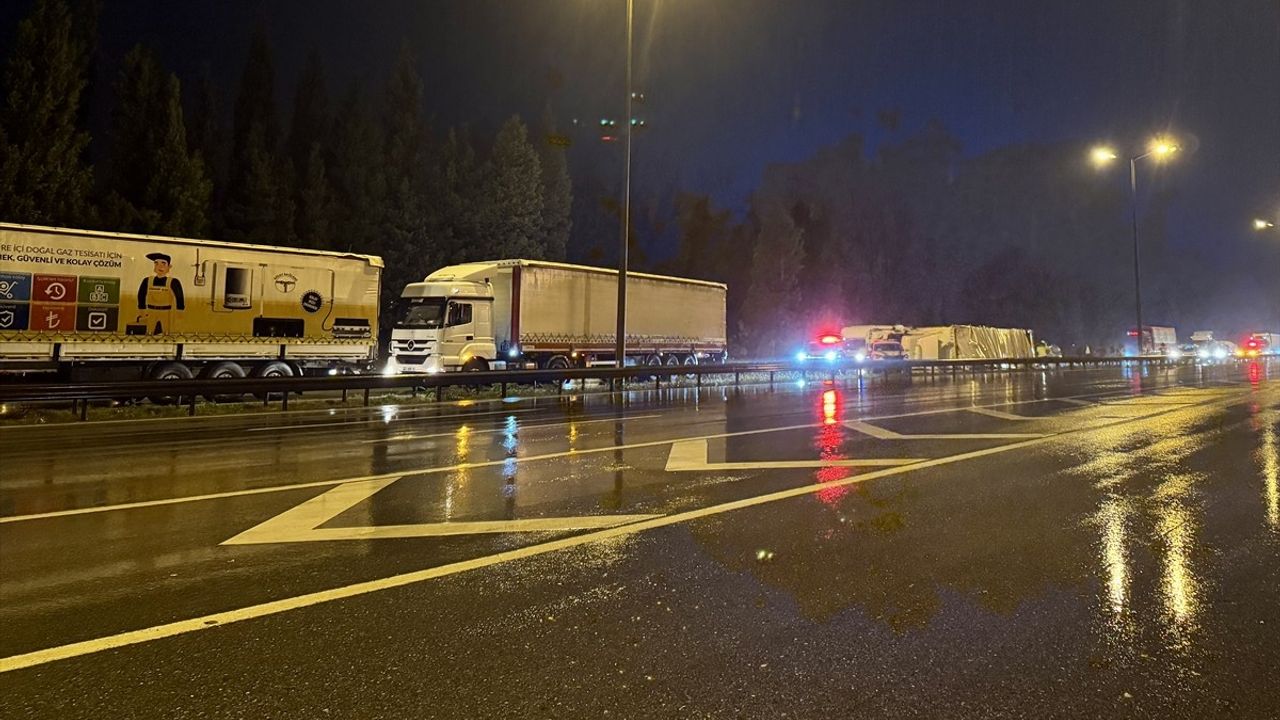 Sakarya'da Otoyolda Devrilen Tır Ulaşımı Aksattı