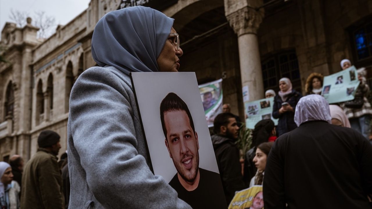 Şam'da Aileler Yakınlarını Aramak İçin Gösteri Düzenledi
