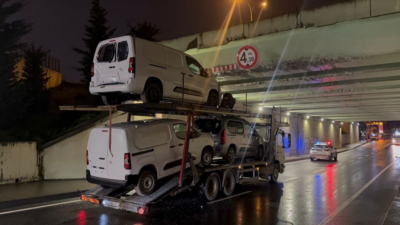 Sancaktepe'de Üst Geçit Kazası: 3 Araç Ziyan Gördü