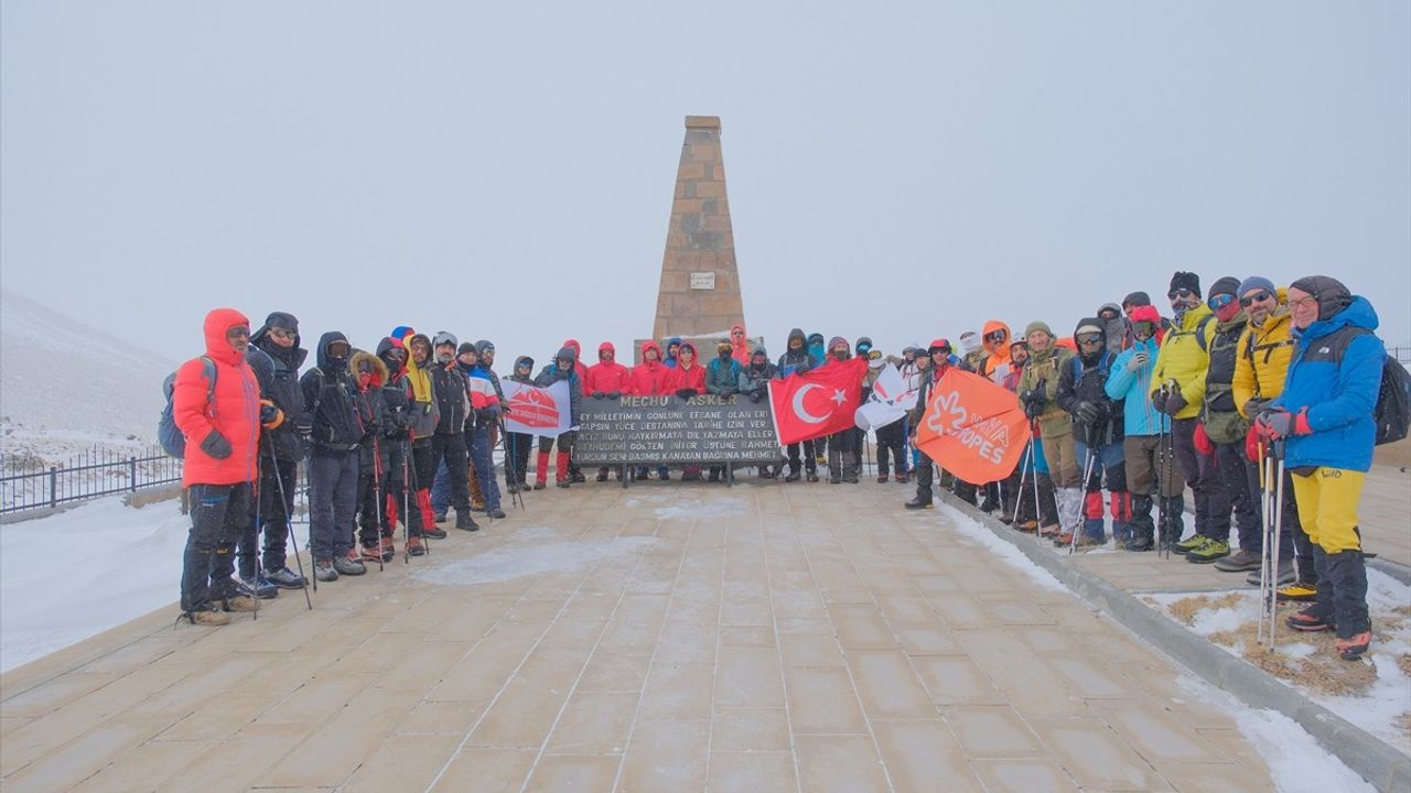 Sarıkamış Şehitlerini Anmak İçin Dağcılar Zirveye Tırmandı