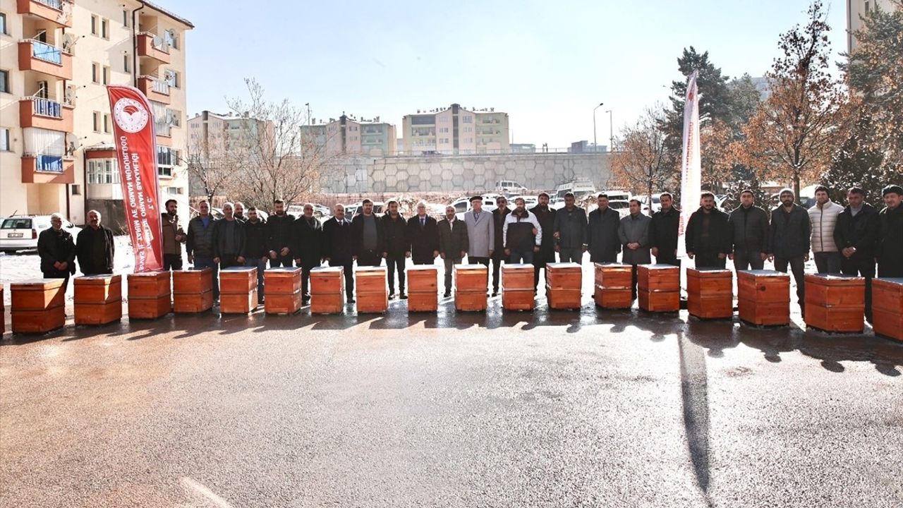 Sivas'ta Arıcılara Kovan Desteği Verildi