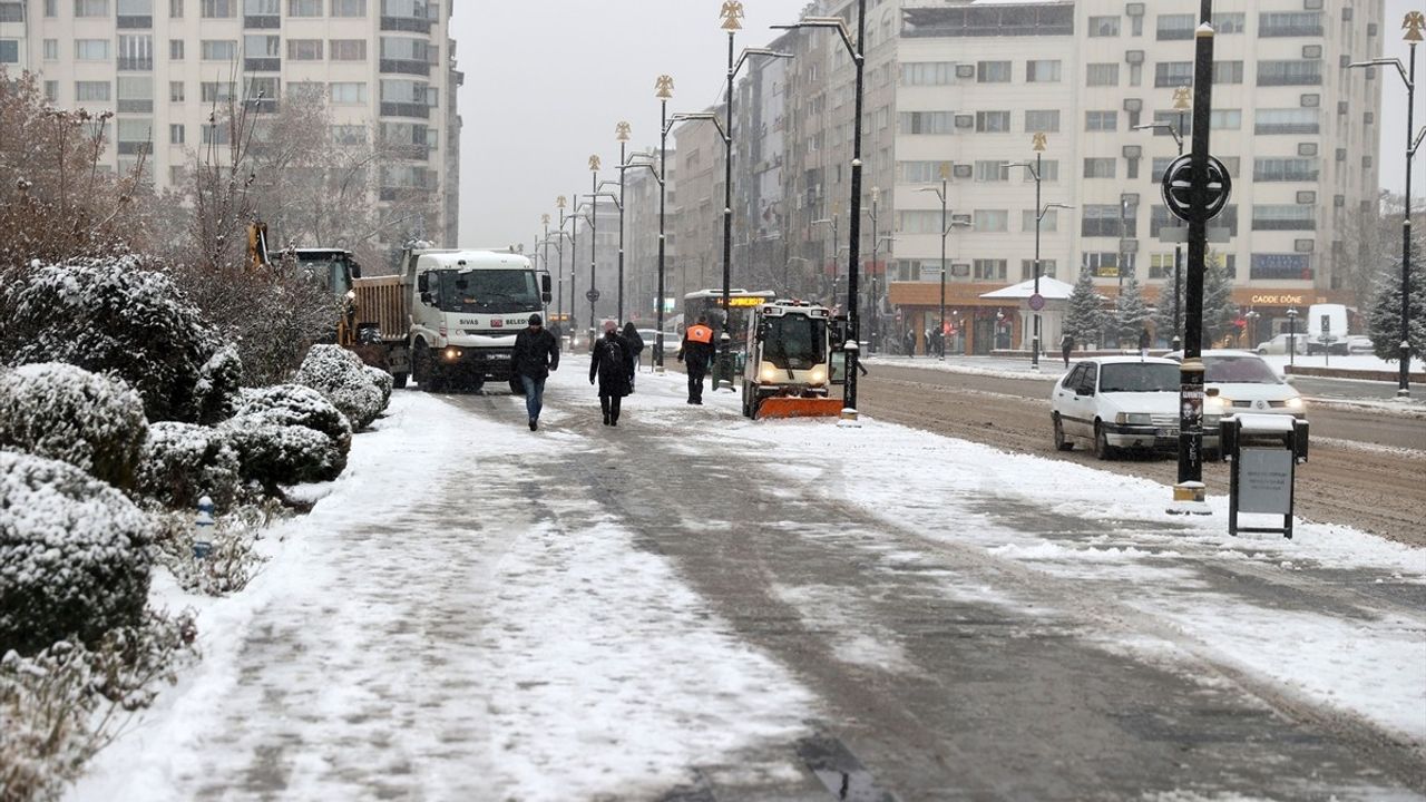 Sivas'ta Kar Yağışı Kenti Beyaza Bürüdü