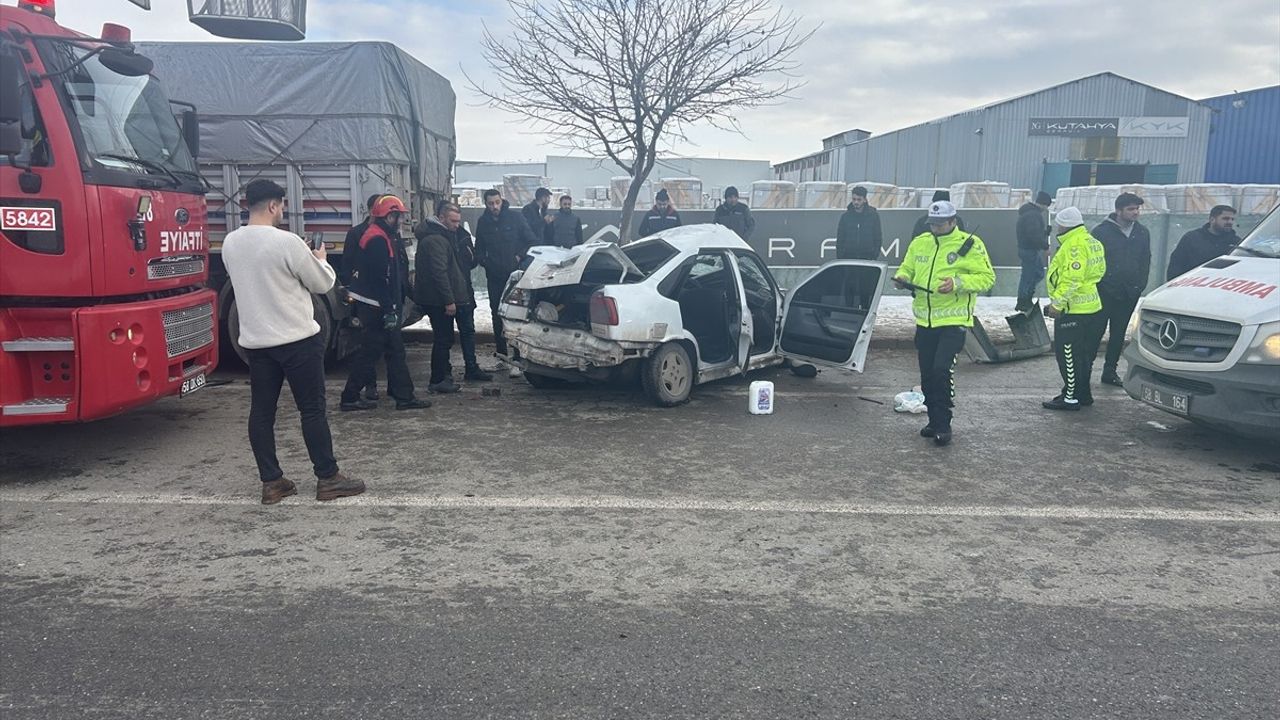 Sivas'ta Trafik Kazası: Tıra Çarpan Araçta Sürücü Ağır Yaralandı
