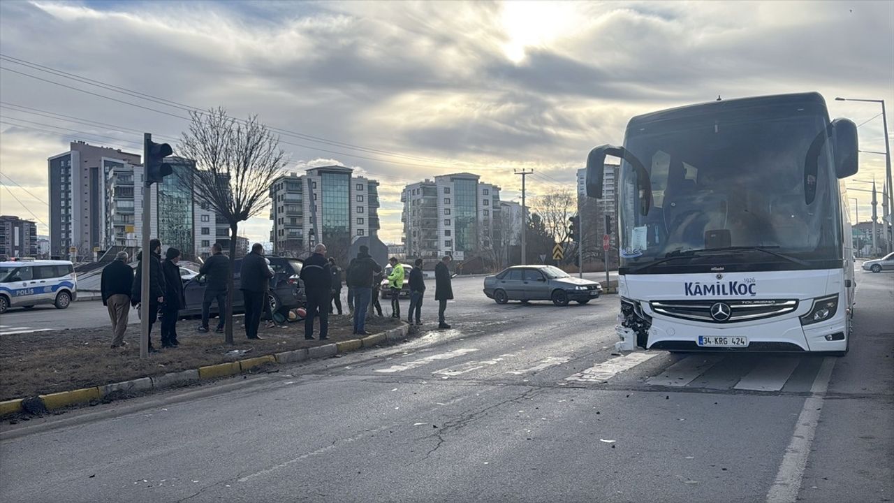 Sivas'ta Yolcu Otobüsü ile Cip Çarpıştı, Üç Yaralı