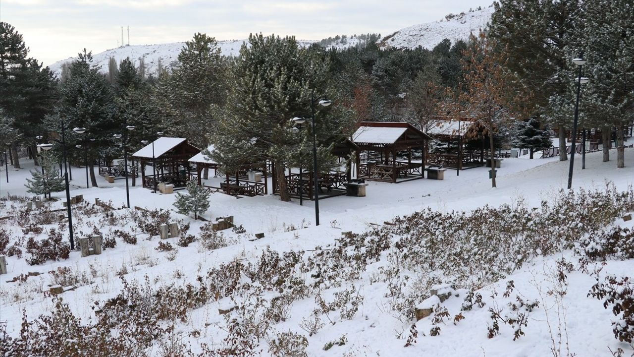 Sivas'taki Hobbit Evleri Kar Ortasında Büyüleyici Bir Görüntü Sunuyor