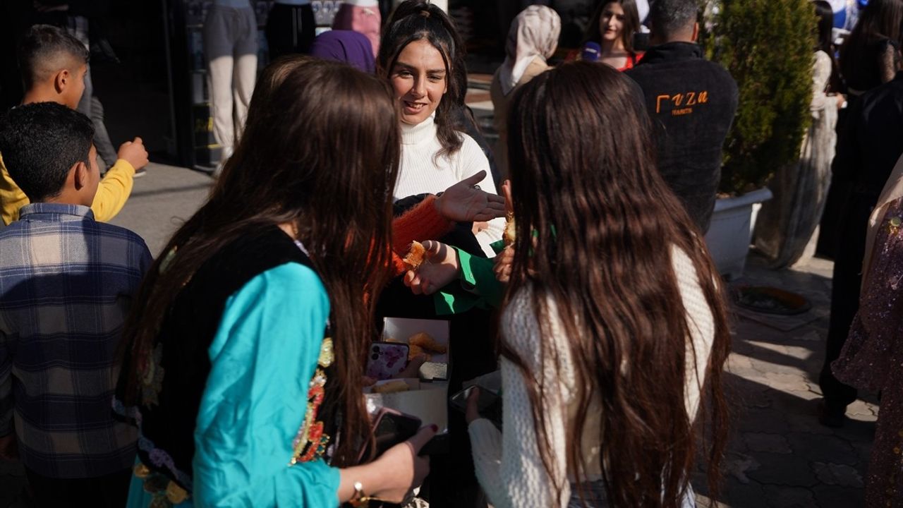 Süleymaniye'deki Suriyeliler Baas Rejiminin Çöküşünü Tatlılarla Kutladı