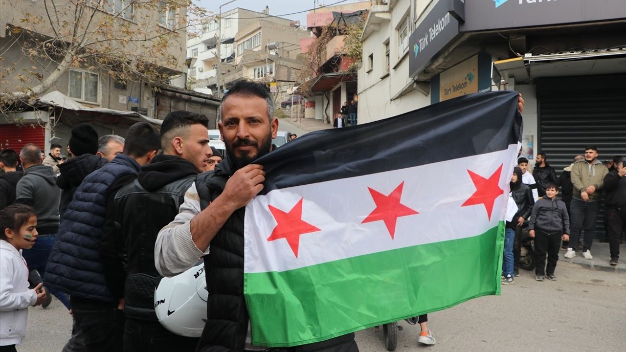 Suriyeliler Baas Rejiminin Çöküşünü Kutladı