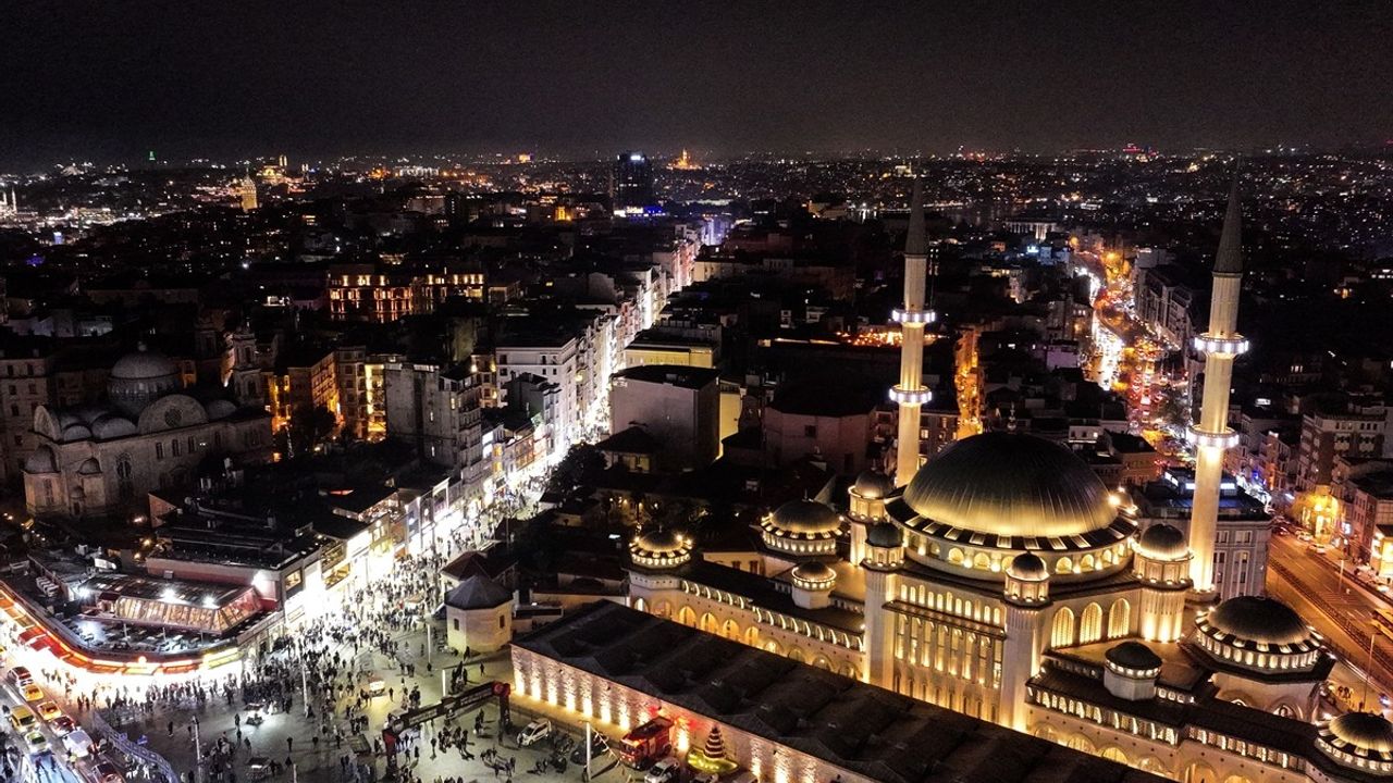 Taksim Meydanı ve İstiklal Caddesi'nde Yılbaşı Yoğunluğu