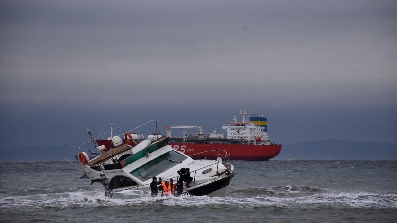 Tekirdağ'da Fırtınada Mahsur Kalan İki Kişi Kurtarıldı