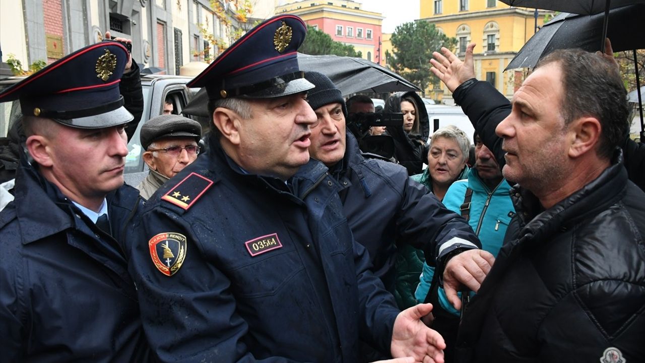 Tiran'da Belediyedeki Yolsuzluk İddiaları Nedeniyle Siyasal Protestolar Devam Ediyor