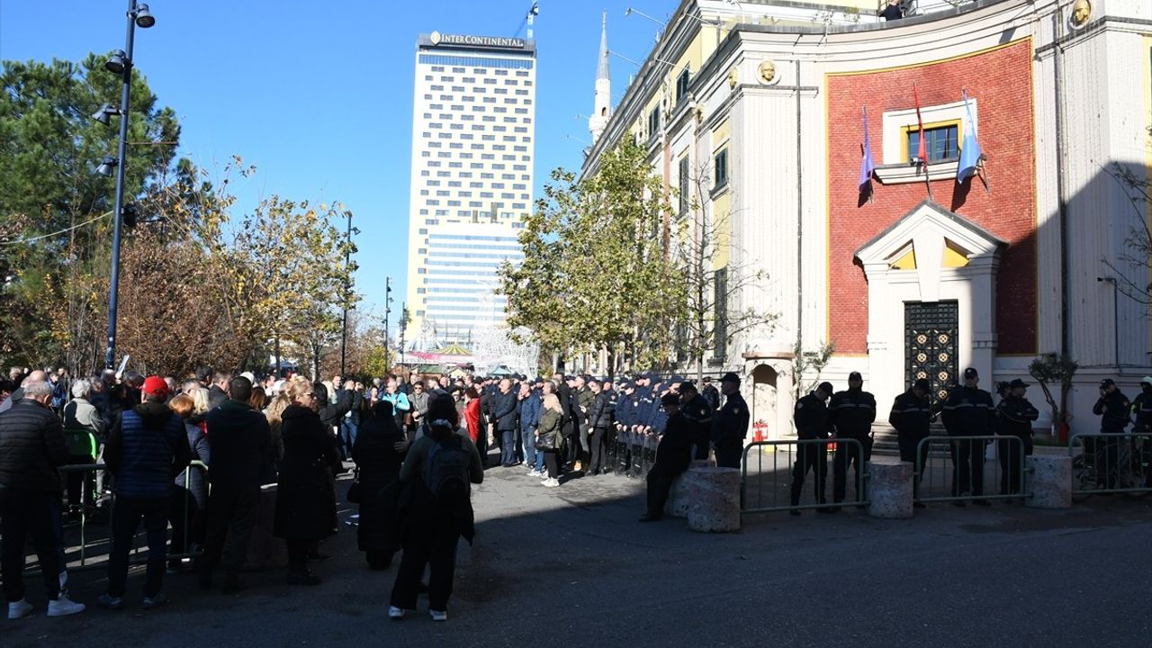 Tiran'da Yolsuzluk İddialarına Karşı Mücadele: Belediye Başkanı Veliaj'ın İstifası Talep Ediliyor