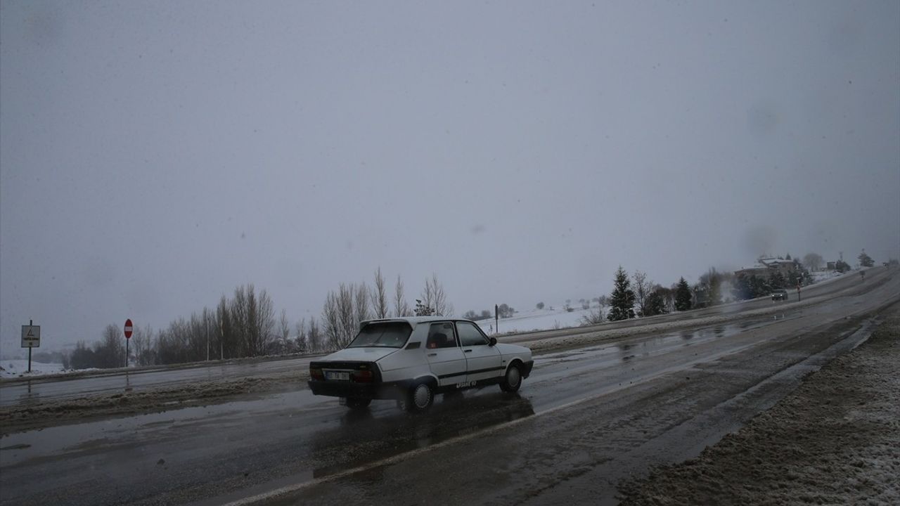 Tokat-Sivas Kara Yolunda Kar Yağışı Etkili Oldu