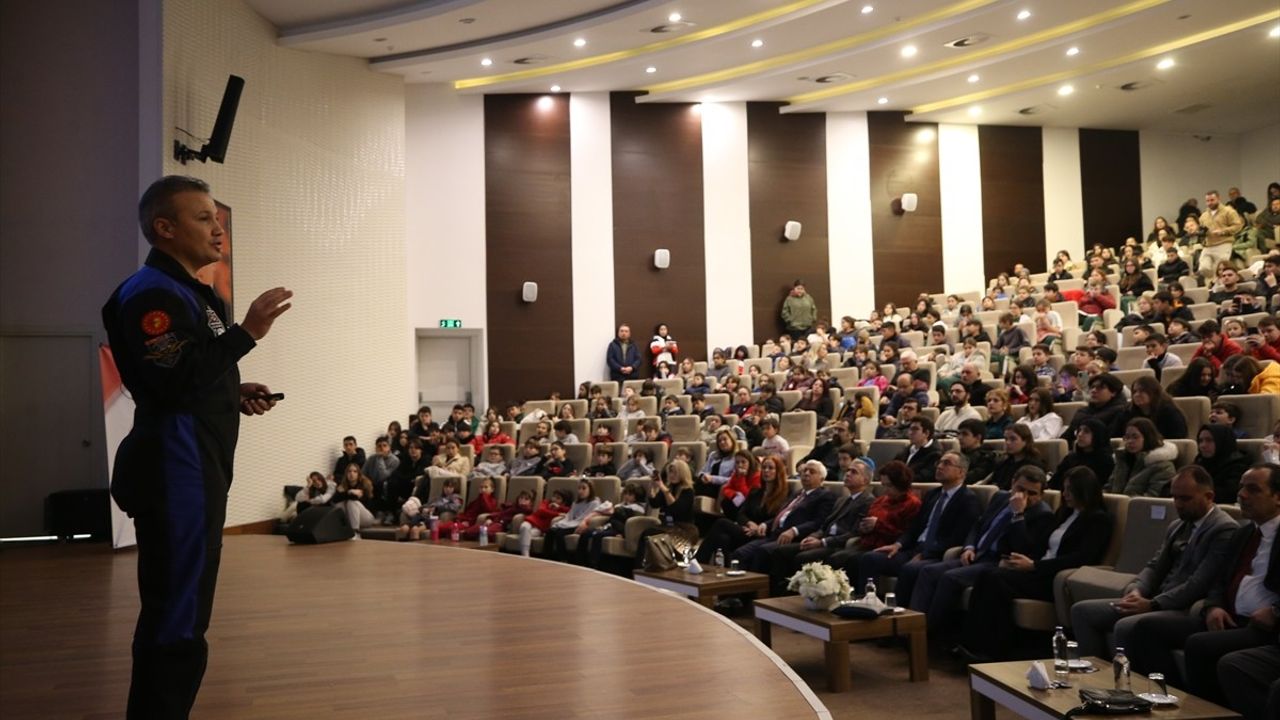 Türkiye'nin İlk Astronu Alper Gezeravcı Çanakkale'de Öğrencilerle Buluştu