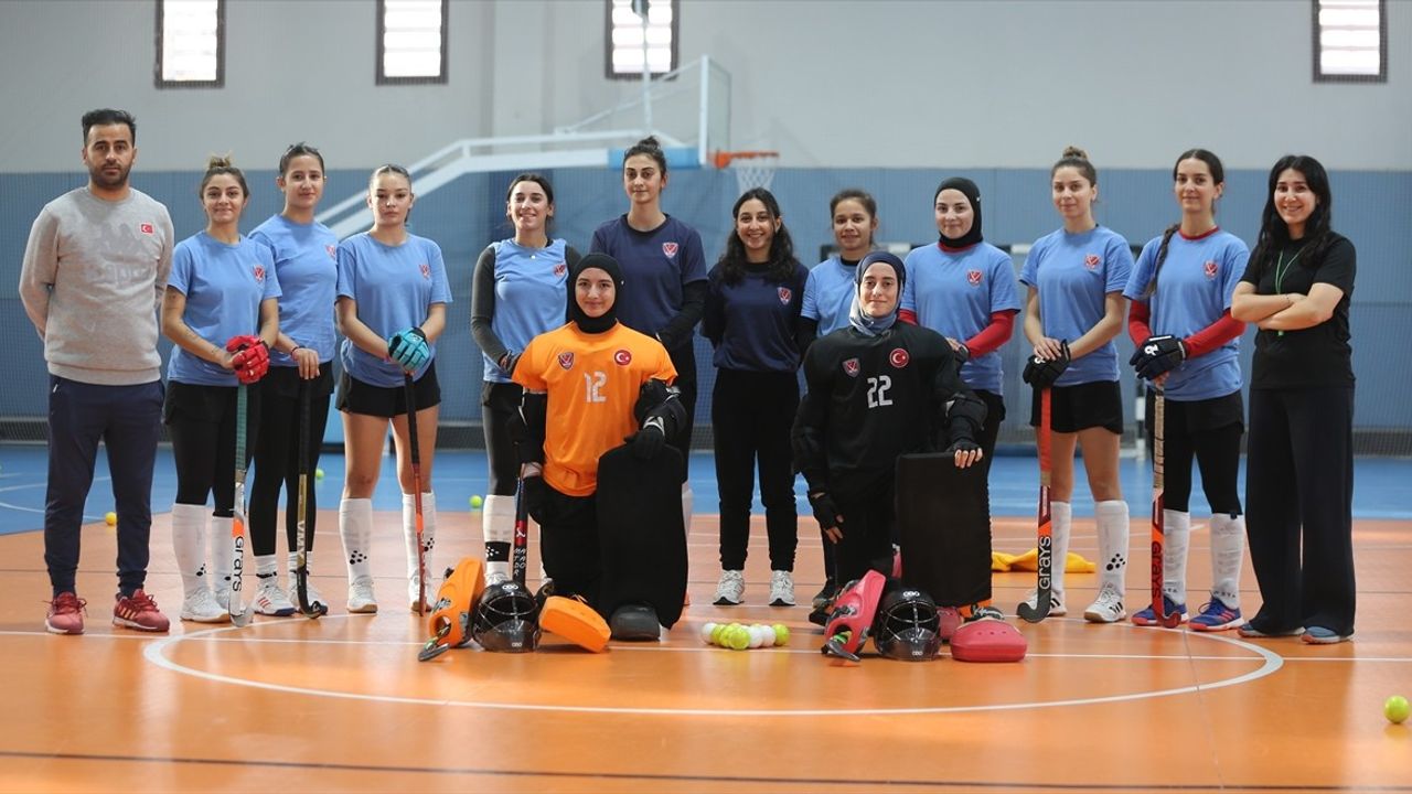 Ümit Milli Kadın Hokey Takımı Avrupa Şampiyonası'nda Madalya Peşinde