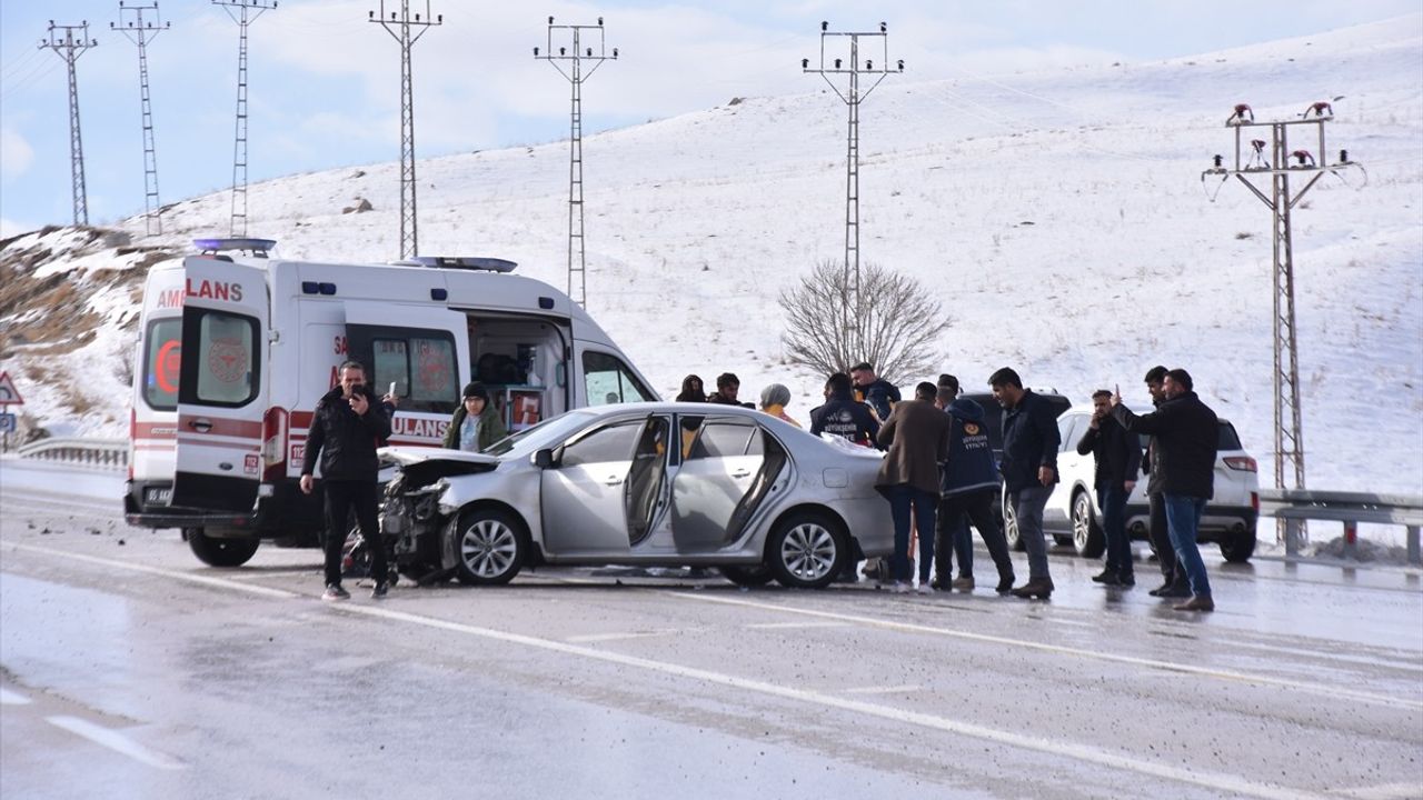 Van'da Otomobil Kazası: 5 Yaralı