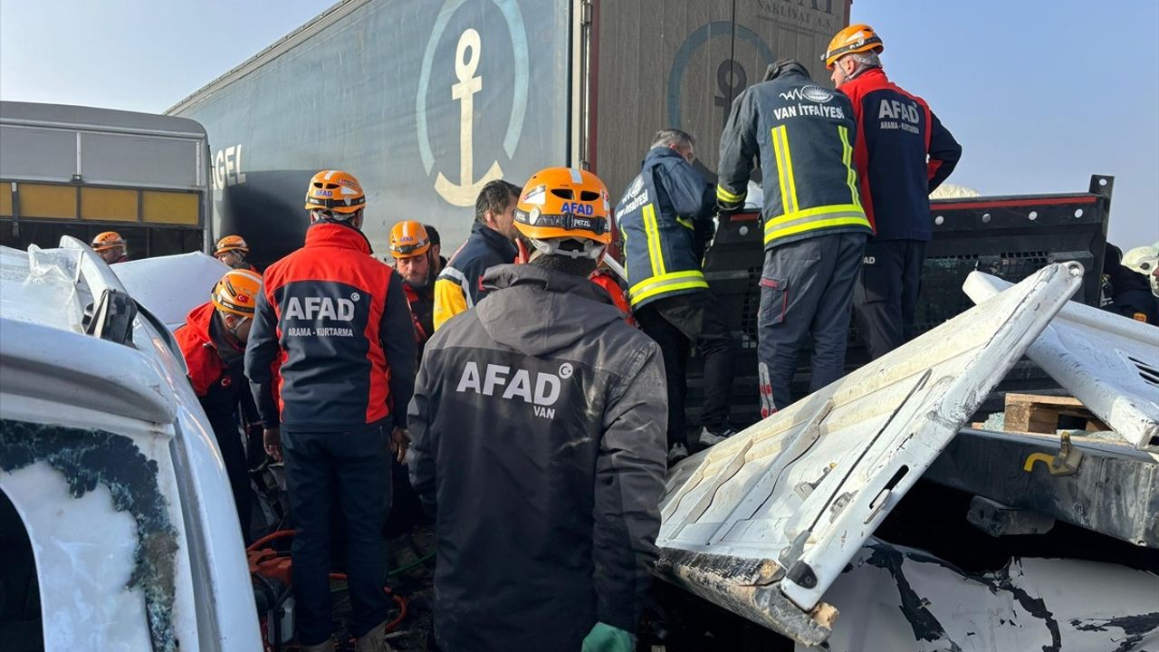 Van'da Zincirleme Trafik Kazaları: 1 Ölü, 51 Yaralı