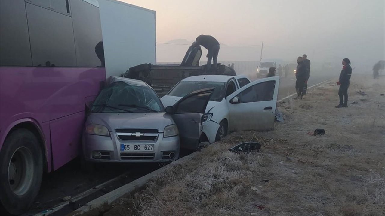 Van'da Zincirleme Trafik Kazaları: 2 Ölü, 15 Yaralı