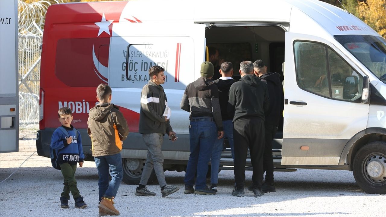 Yayladağı Sınır Kapısı'ndan Suriyelilerin Ülkelerine Dönüş Süreci Devam Ediyor