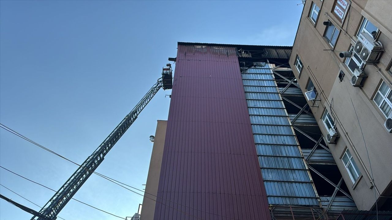 Zeytinburnu'nda Asansör Yangını Kontrol Altına Alındı