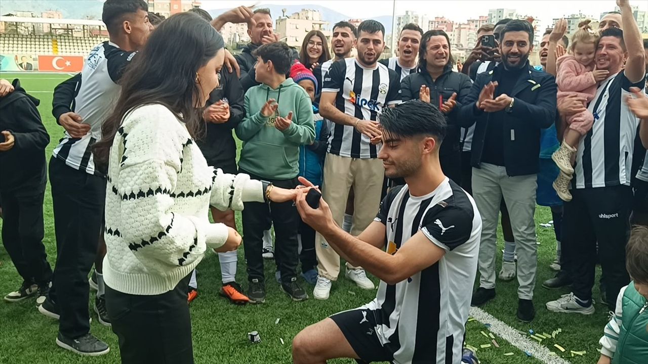 Adana'da Amatör Futbolcu Evlilik Teklifiyle Gündeme Geldi