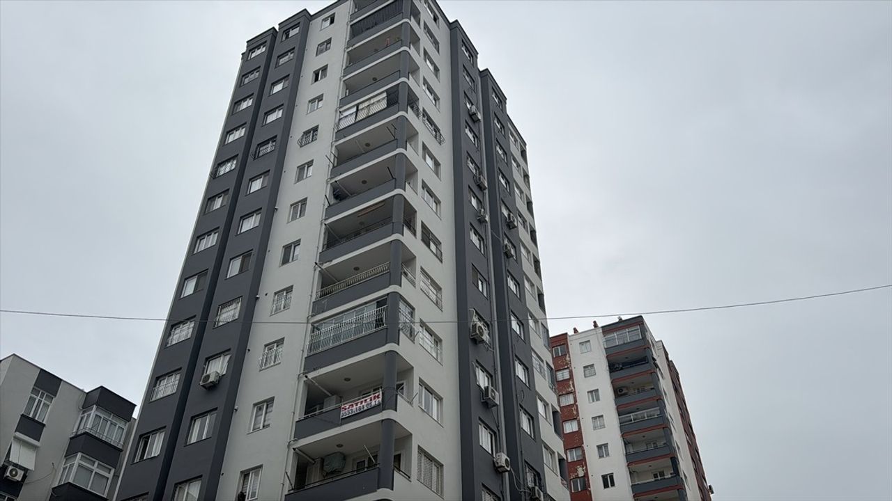 Adana'da Cam Silerken 13. Kattan Düşen Kadın Hayatını Kaybetti