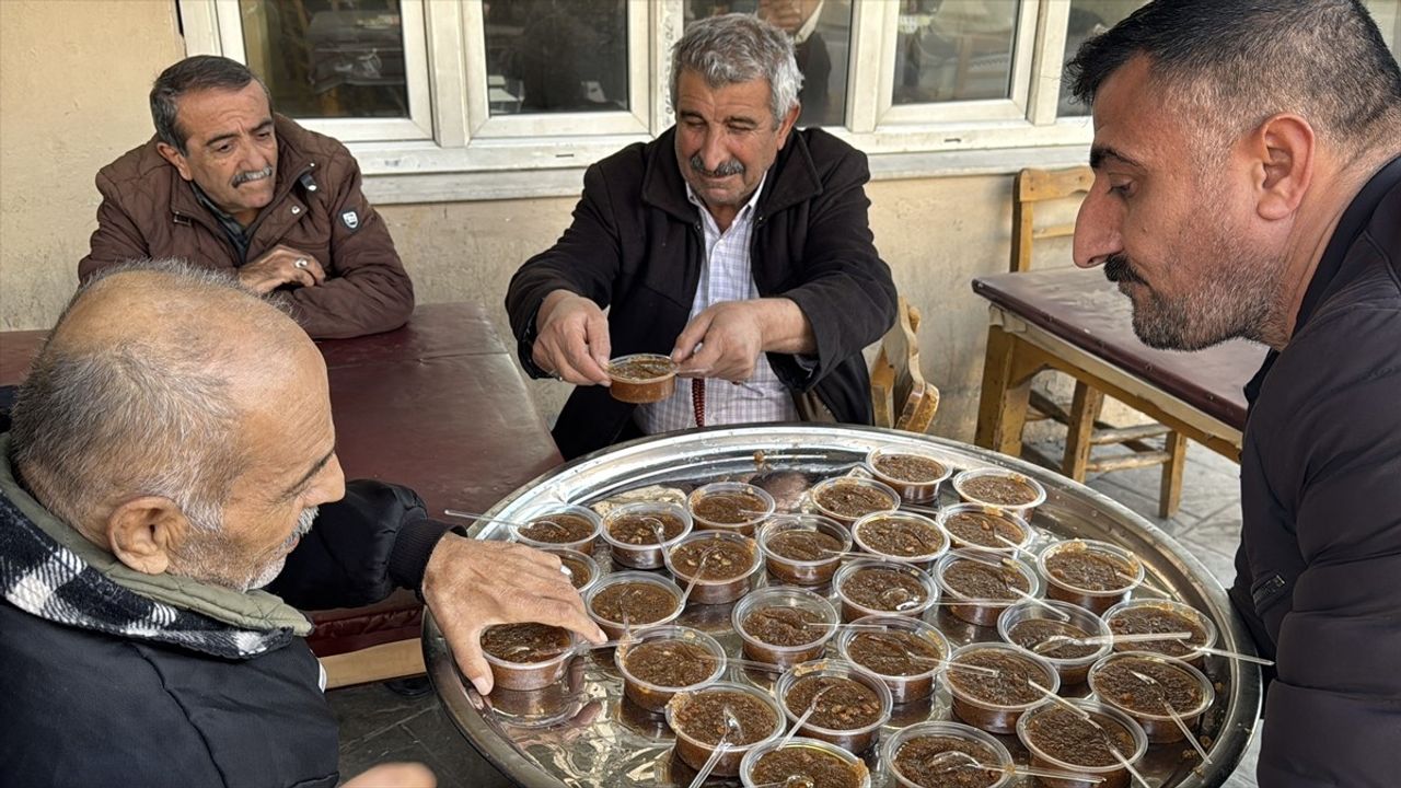 Adana'da Ferdi Tayfur Anısına Helva Dağıtımı