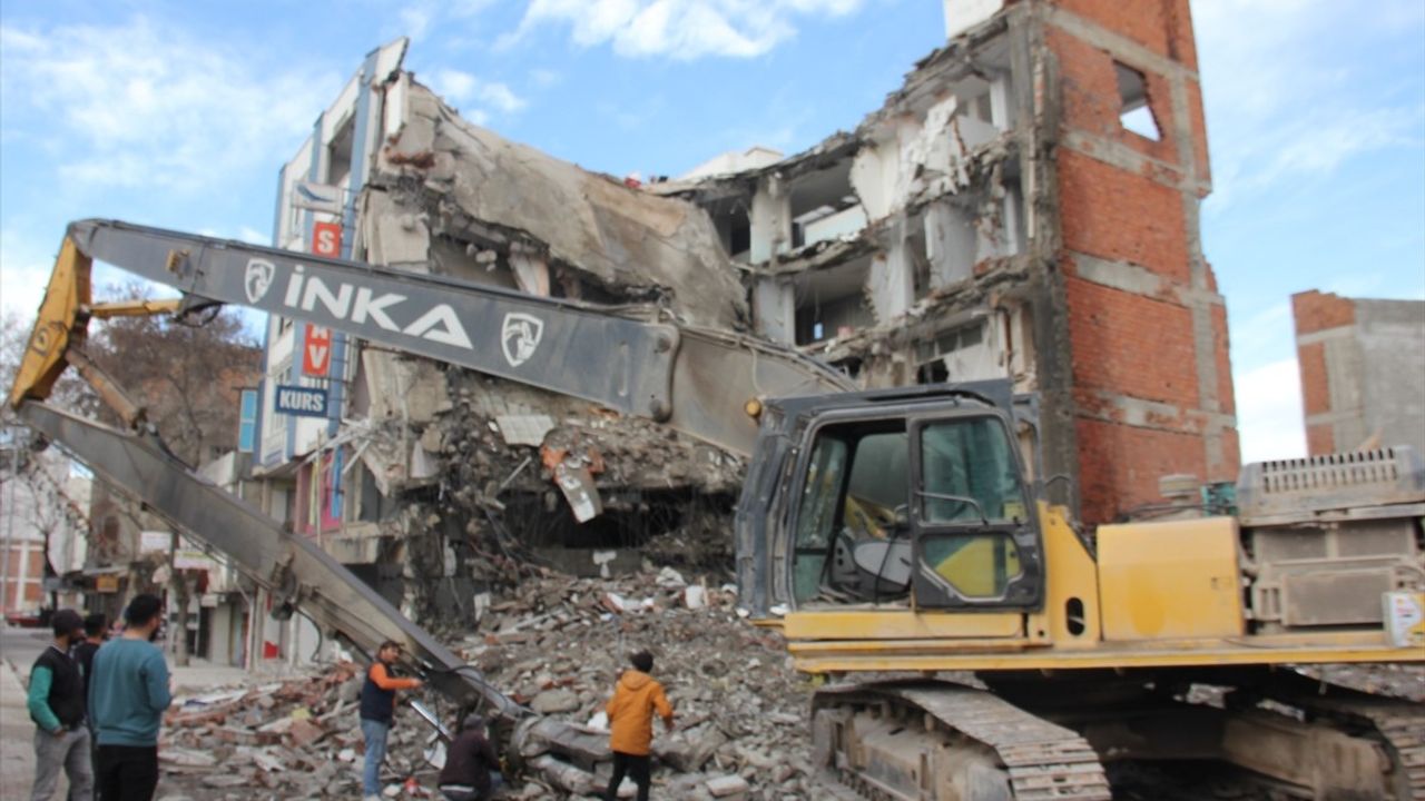 Adıyaman'da Hasarlı Binaların Yıkımı Devam Ediyor