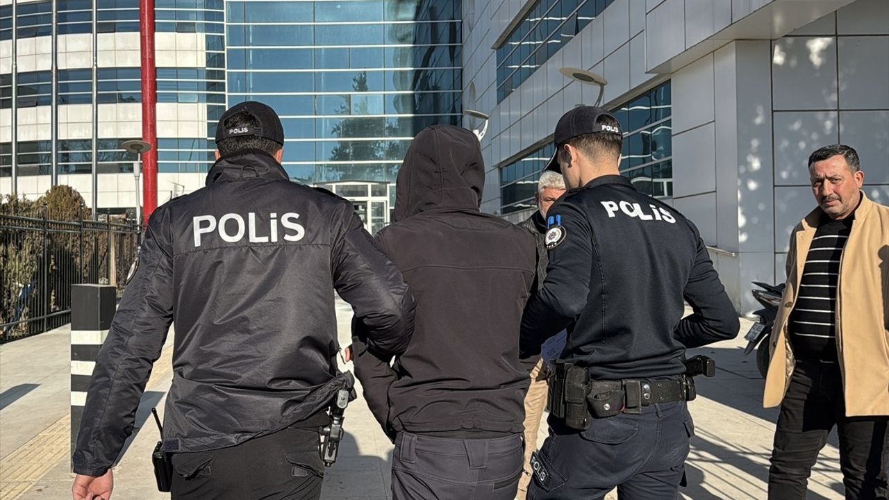 Adıyaman'da Sadaka Kutusunu Çalan Hırsız Yakalandı