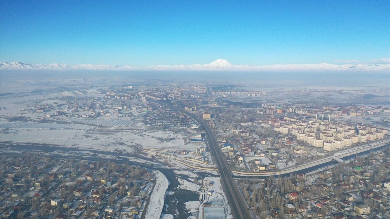 Ağrı'da Dondurucu Soğuklar Murat Nehri'ni Buzlandırdı